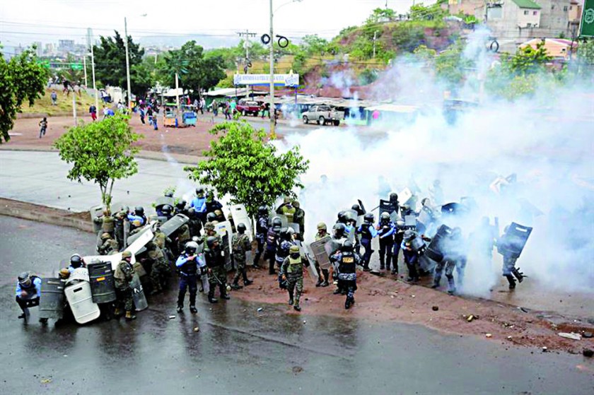 Policías y manifestantes en Tegucigalpa, Honduras