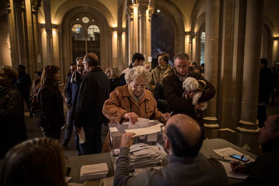 Una mujer votando