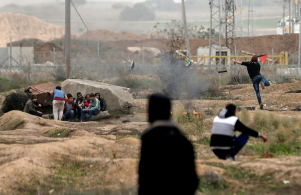 Palestinos tirando piedras a los soldados israelíes