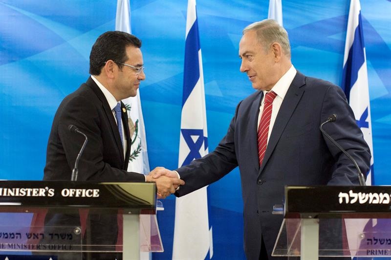 El presidente de Guatemala, Jimmy Morales, a la izquierda y Benjamin Netanyahu