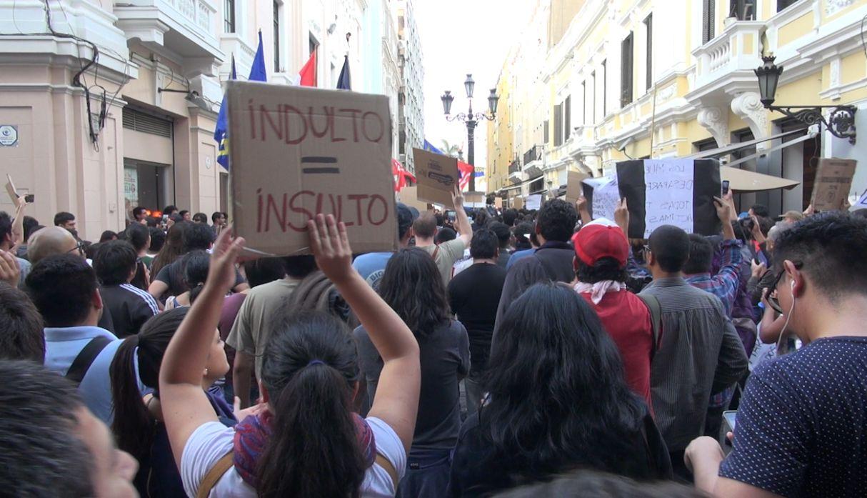 Manifestantes protestando contra el indulto