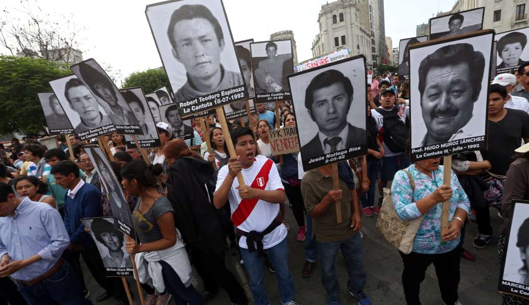 Manifestantes contrarios al indulto a Fujimori