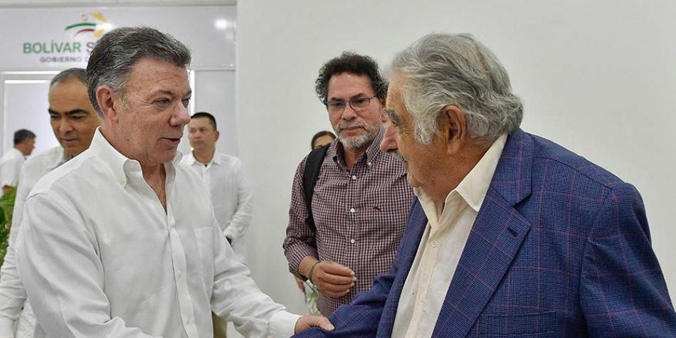 Santos-a la izquierda-y Mújica