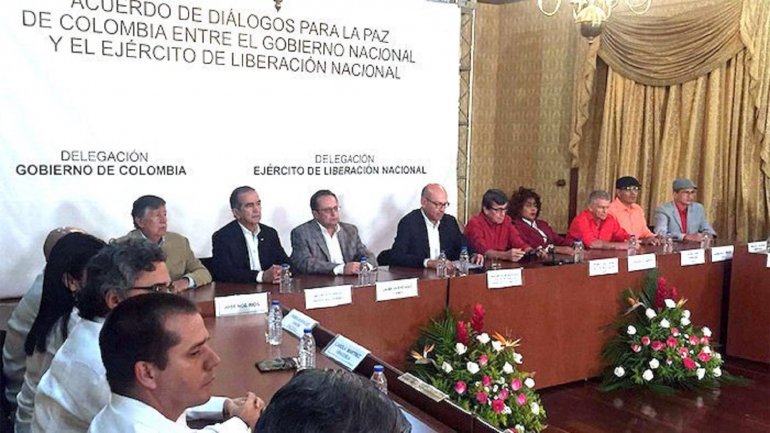Delegaciones del gobierno colombiano y del ELN en Ecuador en una ronda del diálogo