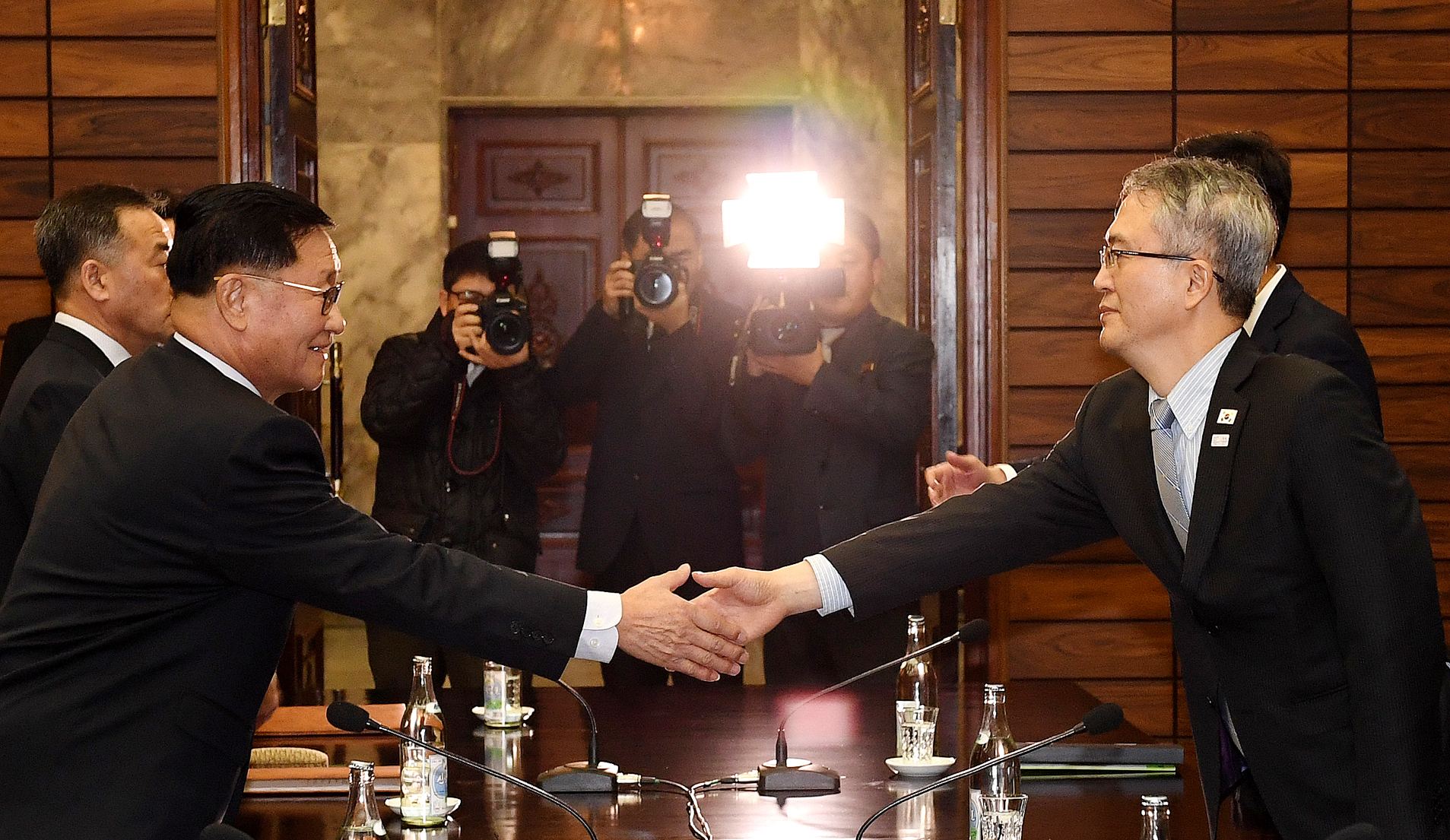 Representantes de las dos Coreas se dan la mano