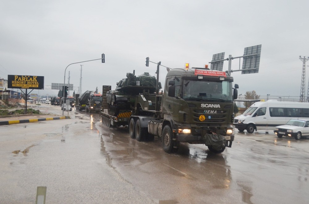 Camones transportando tanques hacia la frontera con Siria