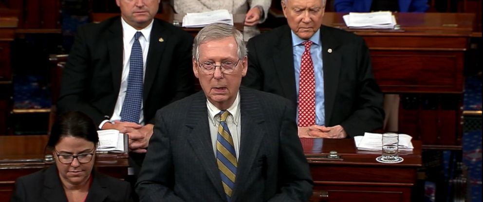 El líder republicano en el senado, Mitch McConnell