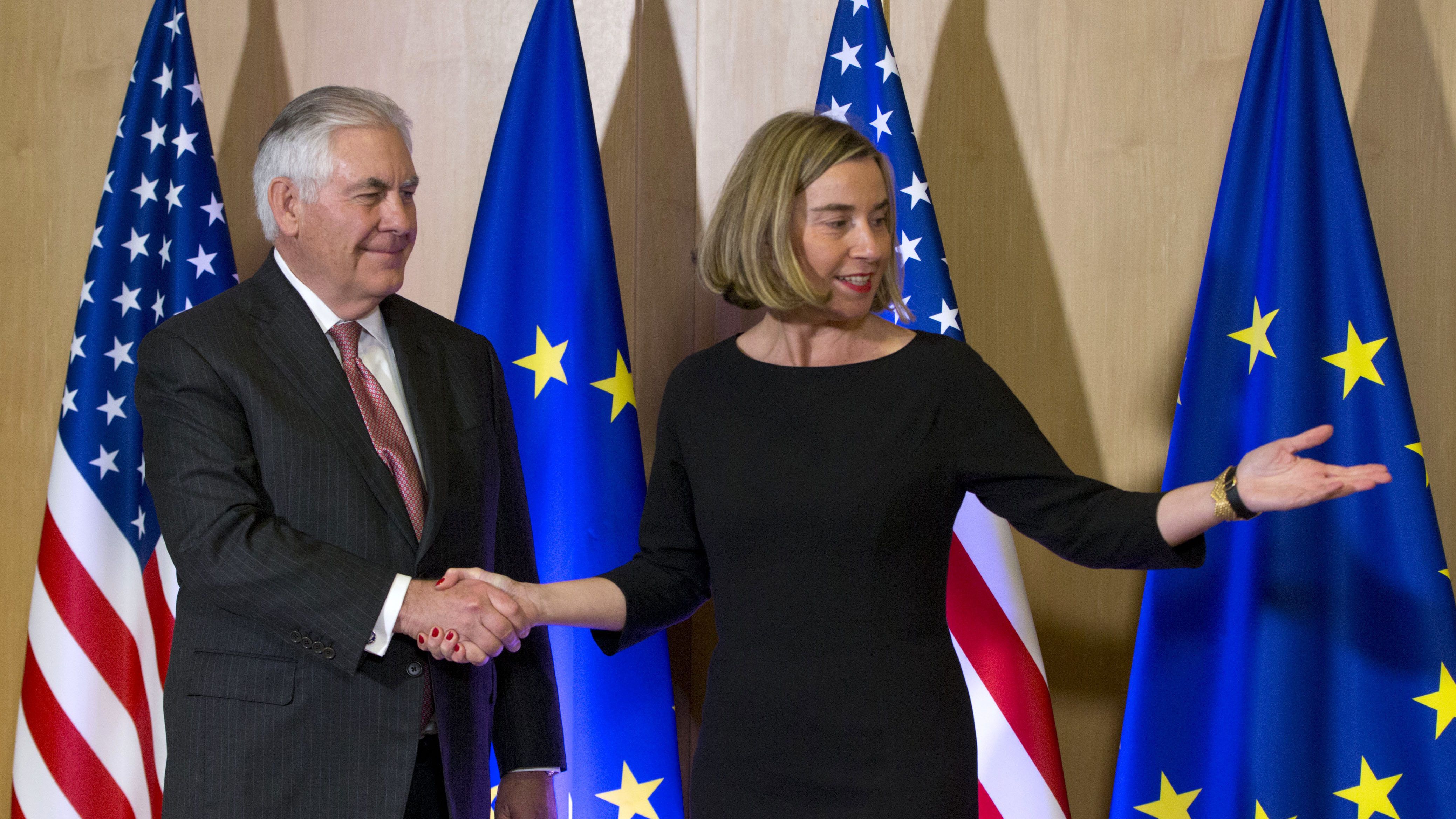 Rex Tillerson-a la izquierda-y Federica Mogherini