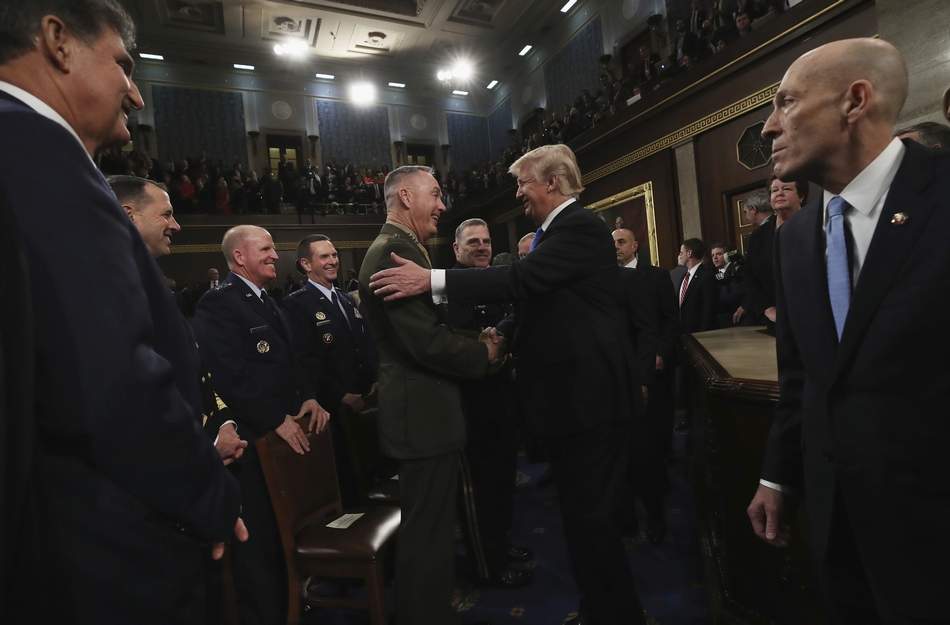 Trump saludando a los generales tras el discurso del estado de la unión