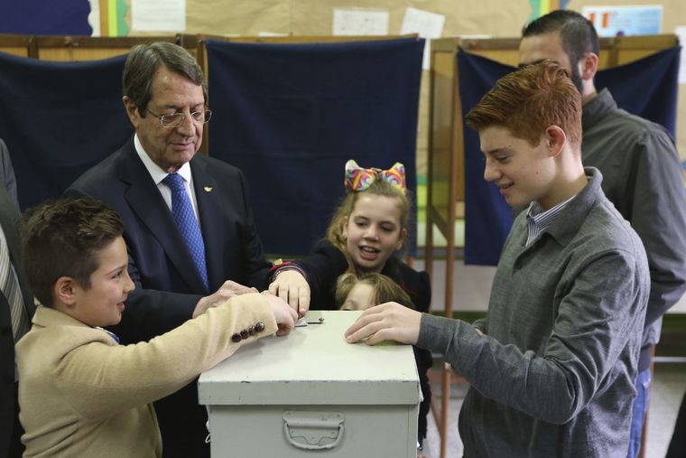 Anastasiades votando