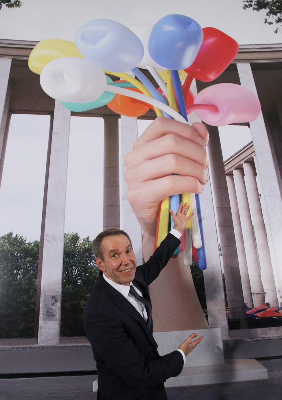 La polémica escultura de Jeff Koons en París pasa al debate político