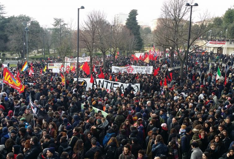 Miles de manifestantes contra el racismo en Macerata
