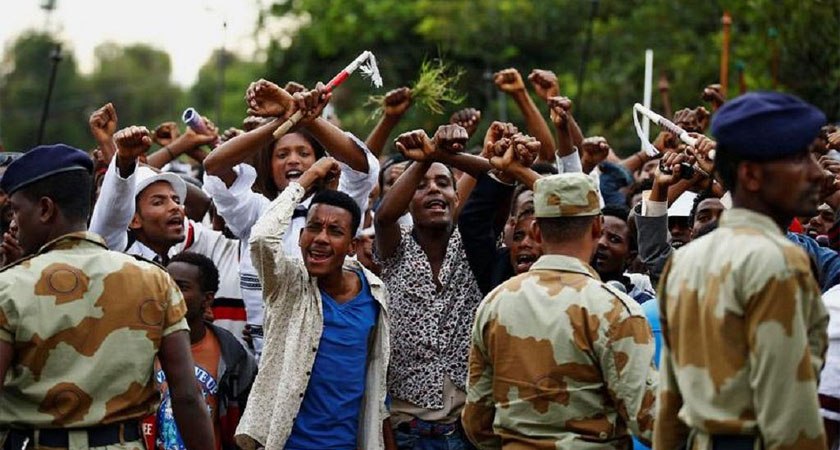 Manifestantes y militares en Etiopía