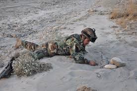Un soldado afgano desactiva una mina