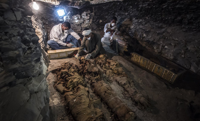 Trabajadores y arqueólogos egipcios exhumando unas momias