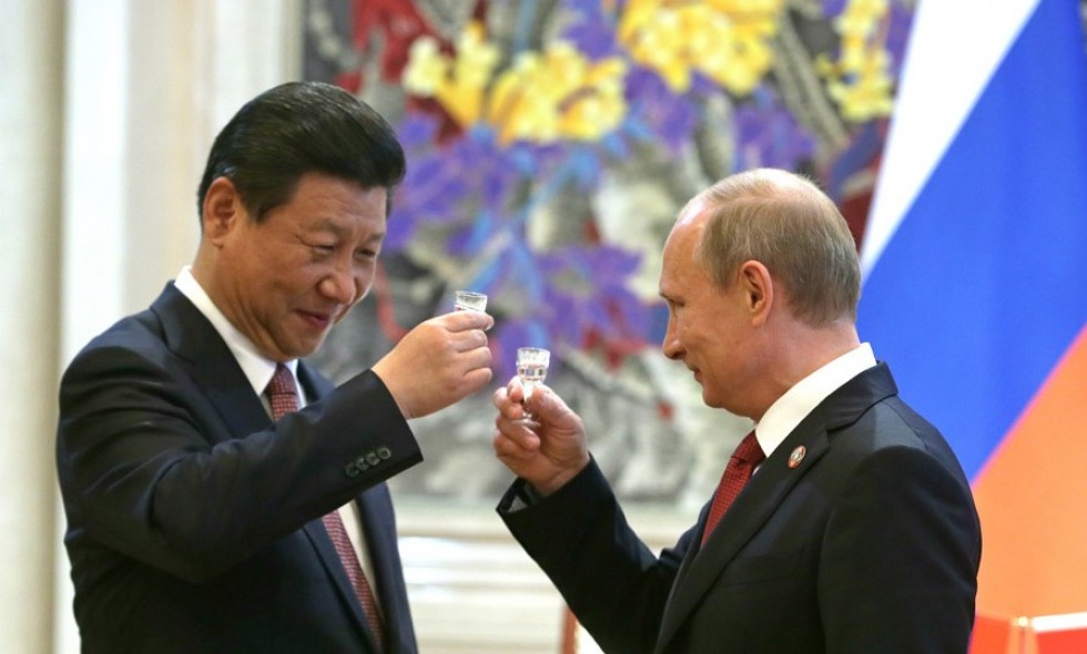 Xi Jinping-a la izquierda-con Putin.