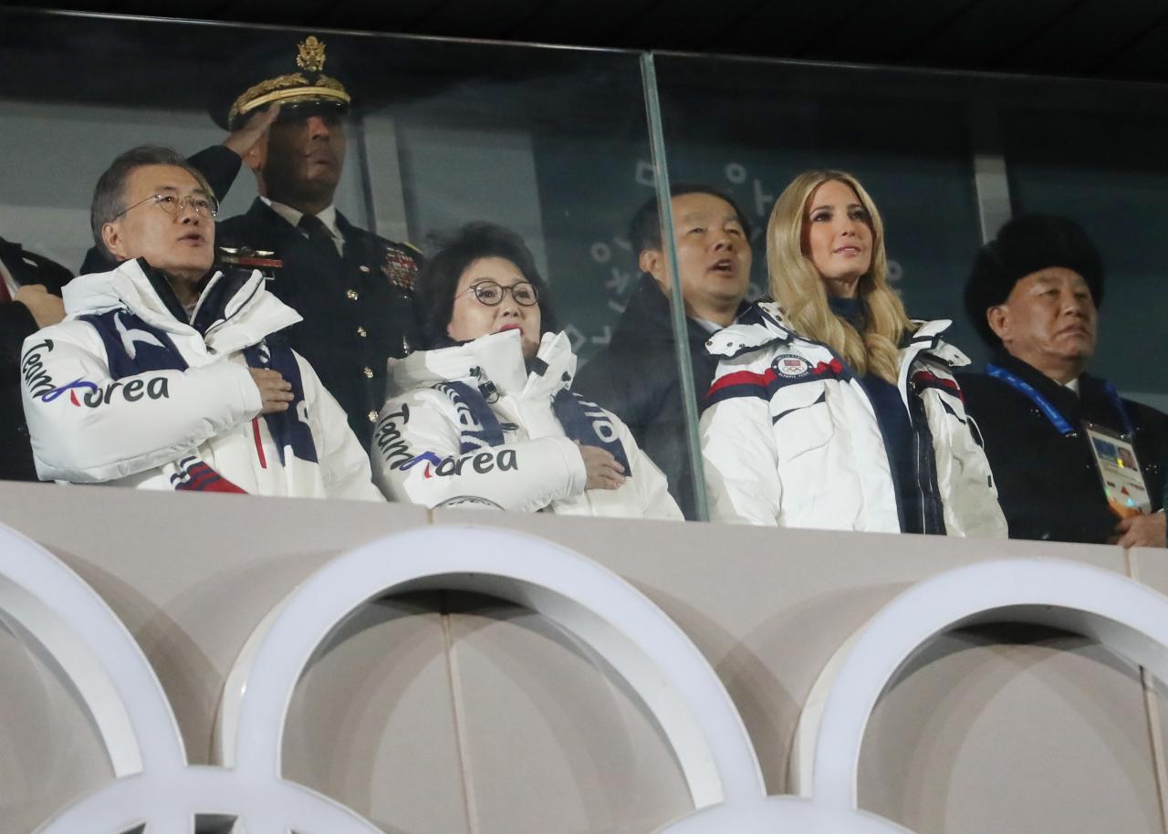 En la ceremonia de clausura de los Juegos el presidente Moon, Ivanka Trump y el general Kim Yong Chol