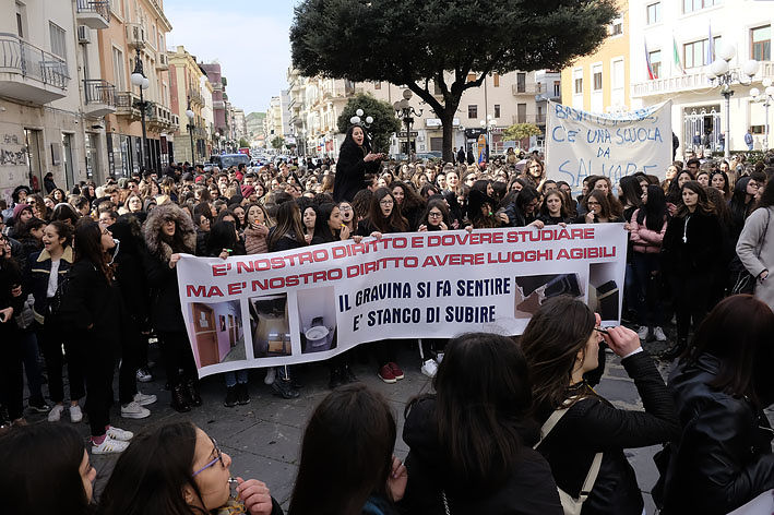 Estudiantes protestando por el mal estado de las escuelas en Crotone