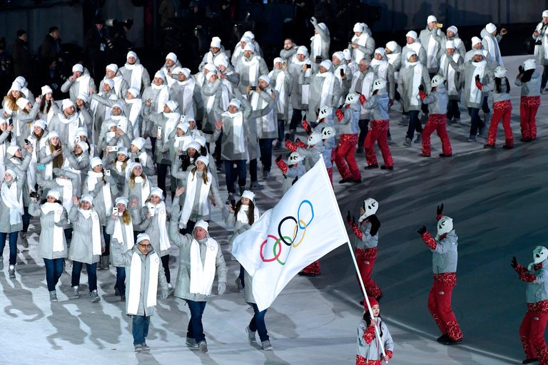 Los atletas rusos desfilando en la apertura de los juegos de Pyeongchang con la bandera olímpica.