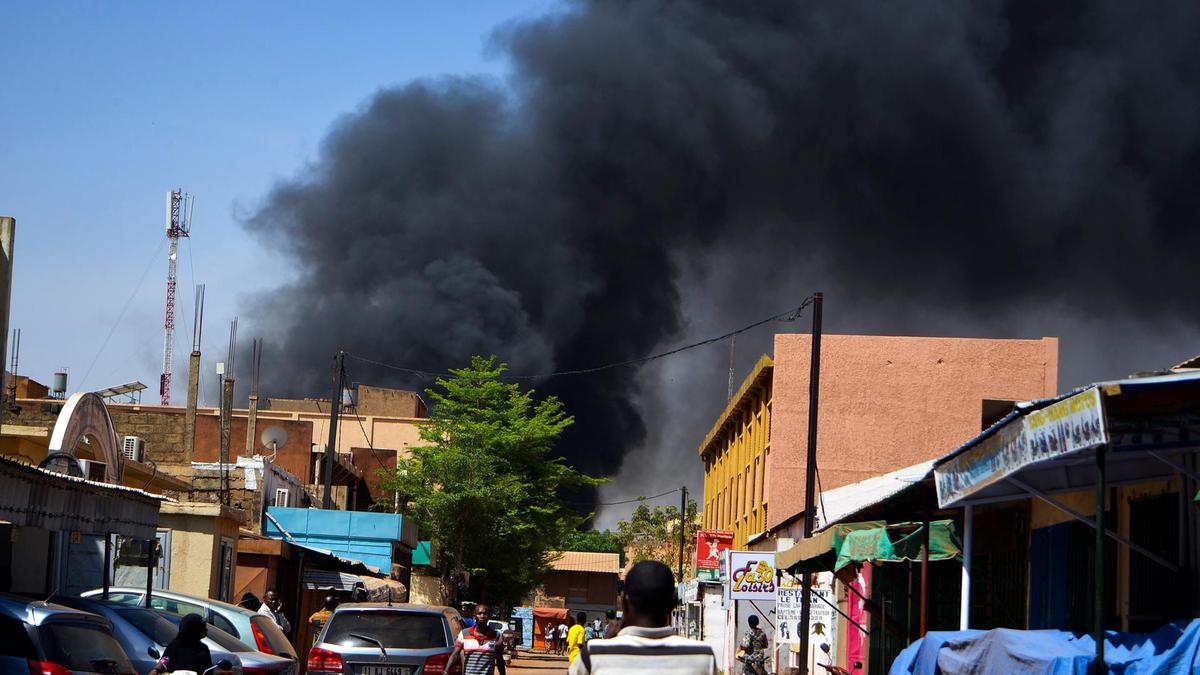 Ataques a embajada francesa y FFAA en Burkina Faso dejan 16 muertos