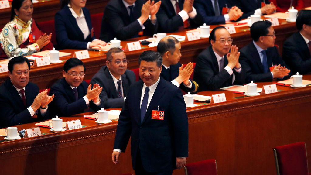 Xi Jinping vuelve a su asiento tras votar ante el aplauso de los dirigentes del partido.