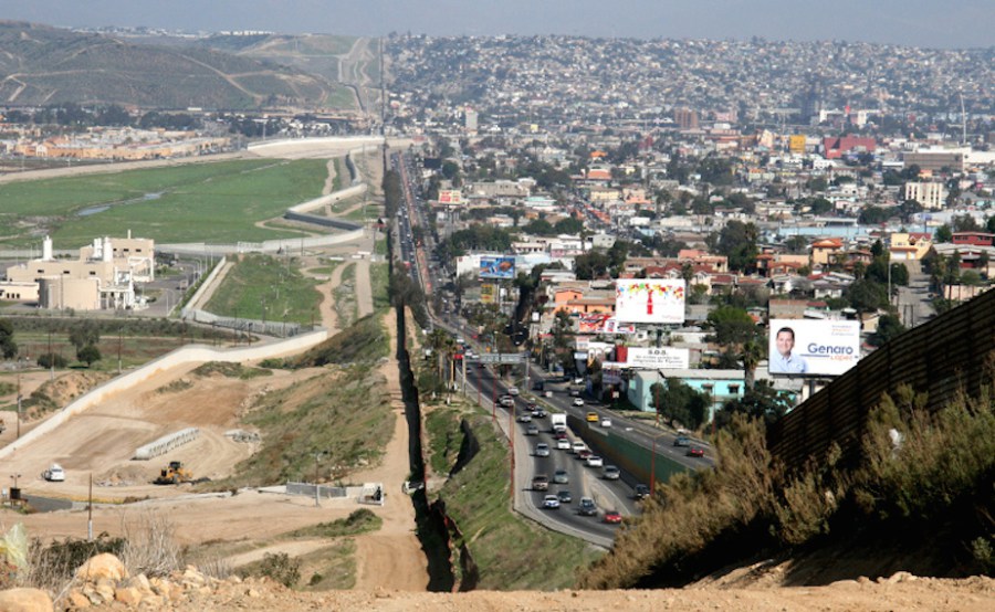 La frontera entre México y Estados Unidos, a la derecha, Tijuana.