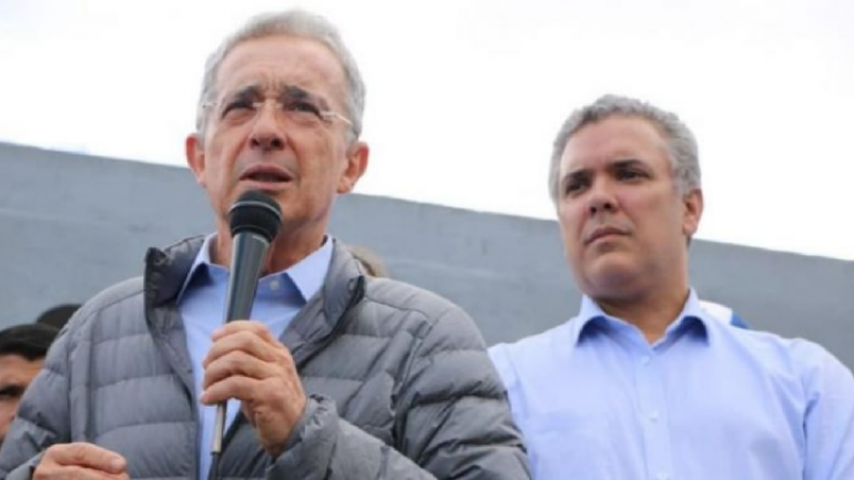 Álvaro Uribe-a la izquierda-y Iván Duque