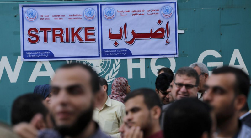Palestinos pidiendo ayuda para la UNRWA