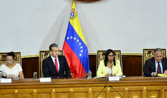 Delcy Rodríguez-con el micrófono-en la Asamblea Nacional Constituyente