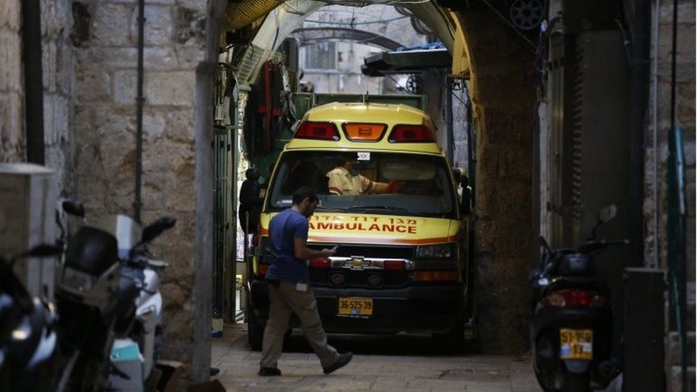 Una ambulancia lleva al herido por Jerusalén