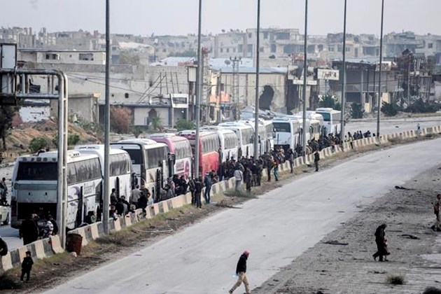 Autobuses con milicianos antes de partir a Idlib