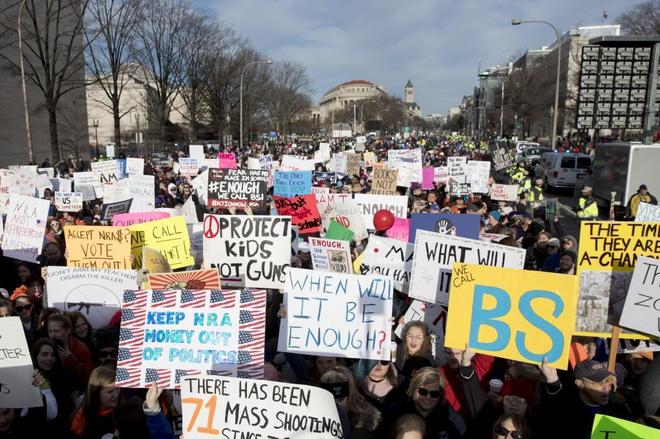 Manifestantes a favor de un mayor control en la venta de armas, en Washington.