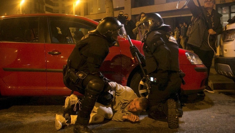 Policías y manifestantes anoche en Barcelona