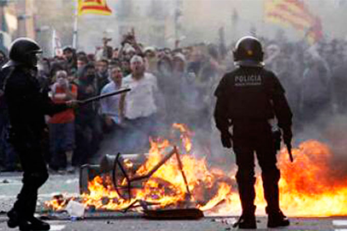 Policías y manifestantes en Cataluña