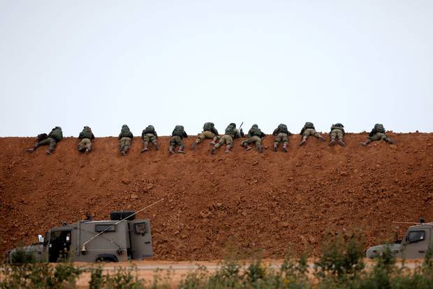 Soldados israelíes apuntando a los palestinos desarmados.