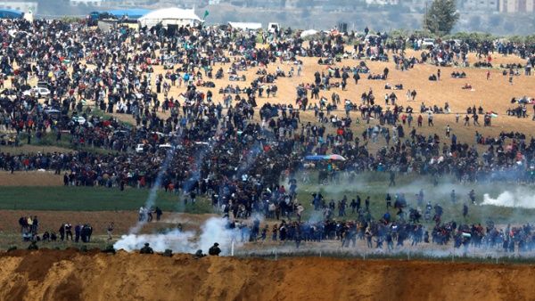 Manifestantes palestinos y soldados israelíes el viernes pasado cerca de Gaza.