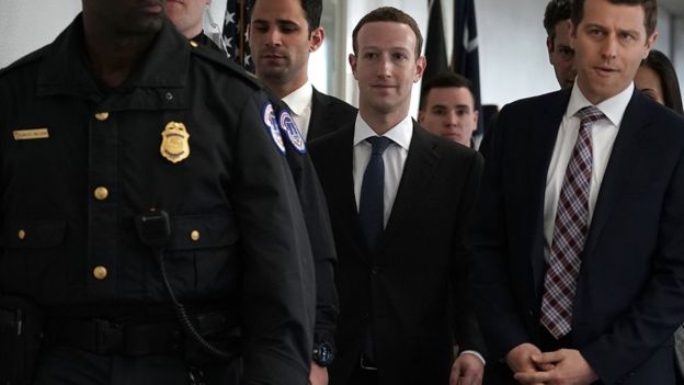 Zuckerberg-al centro-llegando al Congreso.