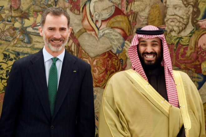 El rey español Felipe VI, a la izquierda y el príncipe heredero saudí Muhammad Bin Salman