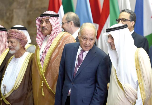 Los ministros de Exteriores de Omán, Kuwait y el secretario general de la Liga Árabe.
