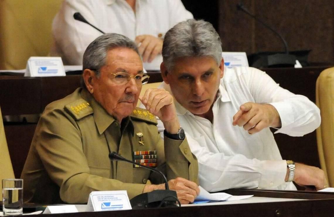 Raúl Castro-a la izquierda-y Miguel Díaz-Canel