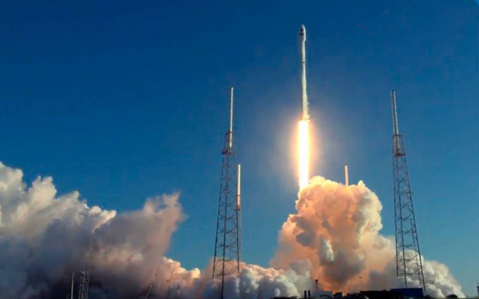 El cohete Falcon 9 despegando en Florida
