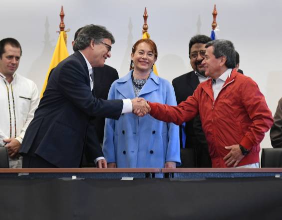 Representantes del gobierno colombiano y del ELN, en Quito, Ecuador.