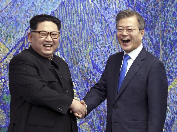 Kim Jong-Un-a la izquierda-y Moon Jae-In