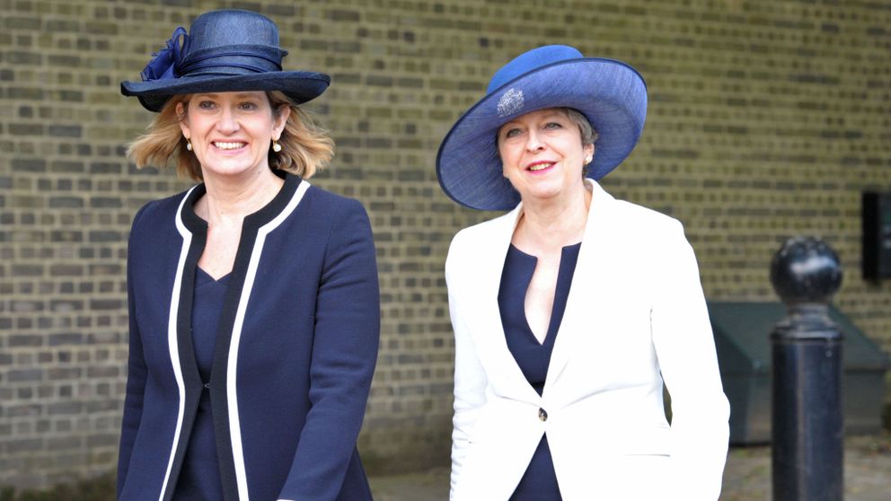 Amber Rudd-a la izquierda-y Theresa May