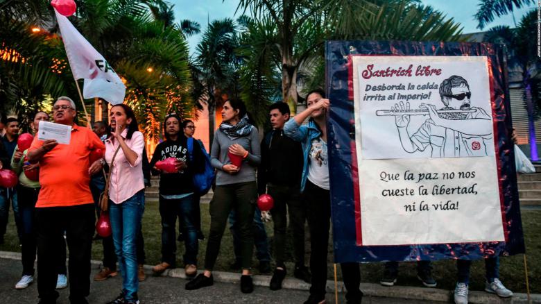 Manifestantes pidiendo la liberación de Hernández, alias Jesús Santrich