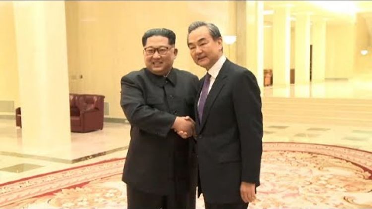 Kim Jong Un-a la izquierda-y Wang Yi