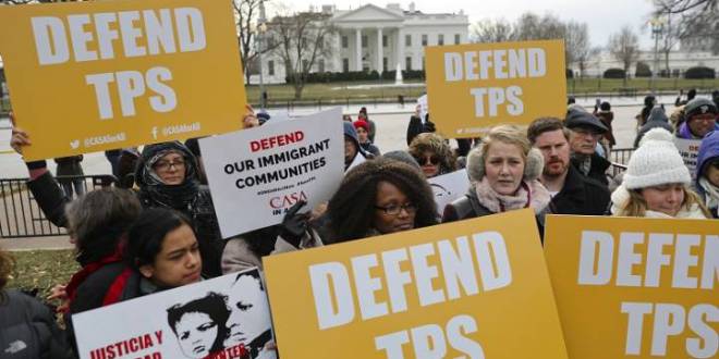 Manifestantes pidiendo defender el TPS