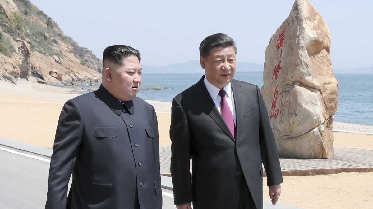 Kim-a la izquierda-y Xi