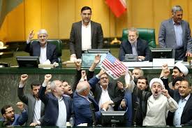 Diputados iraníes queman una bandera estadounidense en el parlamento