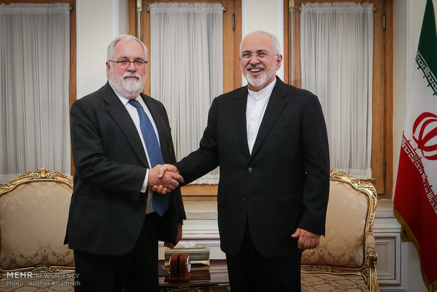 El comisario europeo de energía, Arias Cañete, a la izquierda, y el ministro iraní de exteriores, Zarif